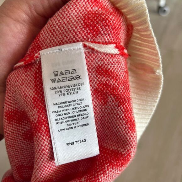 Tahari women's red floral sweater size L - Picture 7 of 7